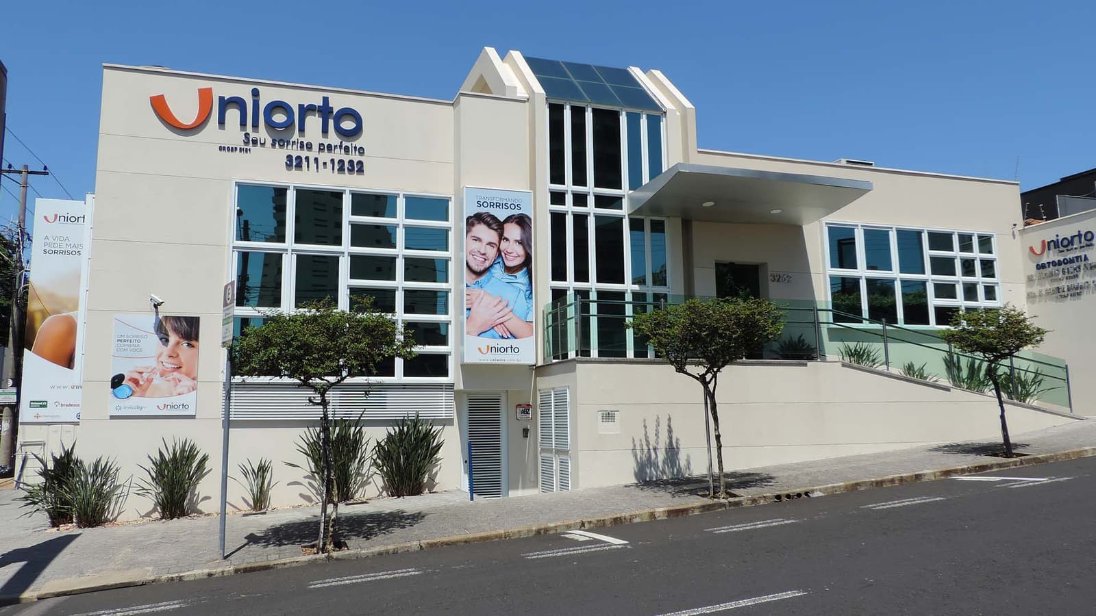 Fachada da clínica Uniorto na Rua Mirassol, prédio branco de dois andares com o letreiro Uniorto e vidros espelhados