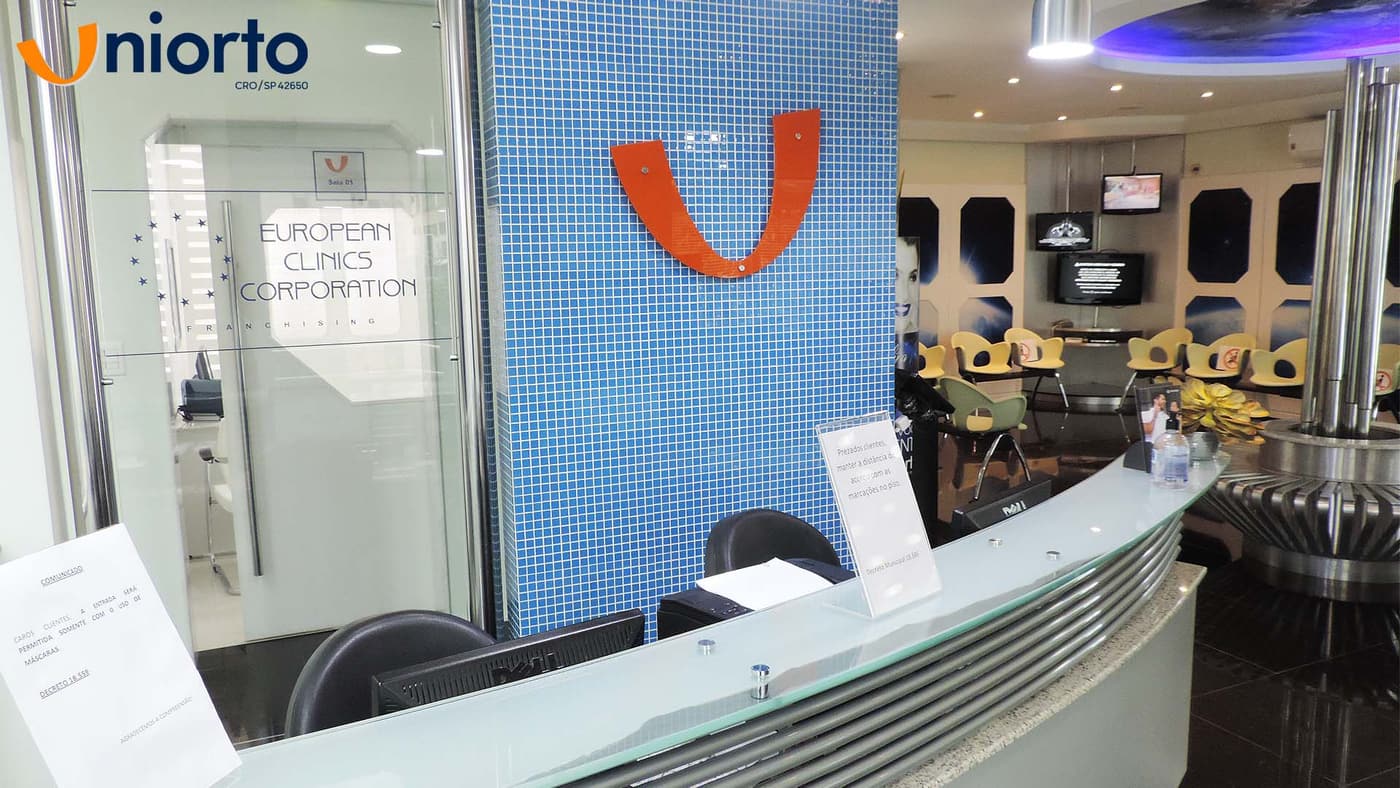 Entrada da clínica com a porta de vidro identificada como European Clinics Corporation Franchising